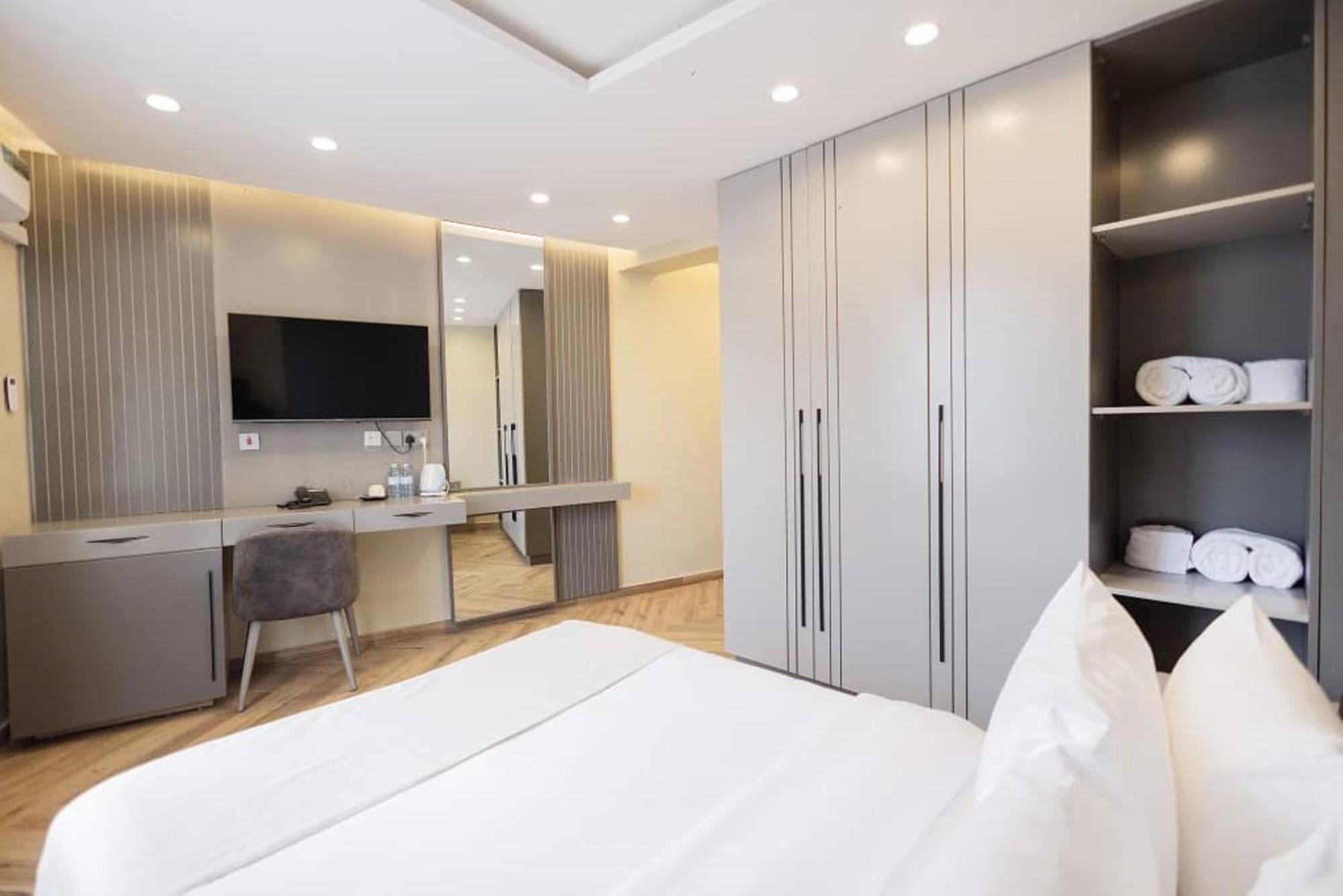Grik Hotel - Энтеббе Экстерьер фото