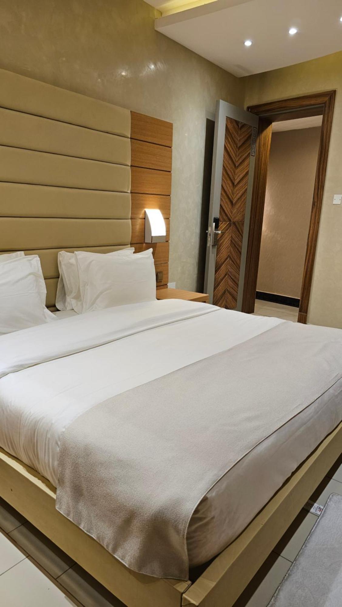 Grik Hotel - Энтеббе Экстерьер фото
