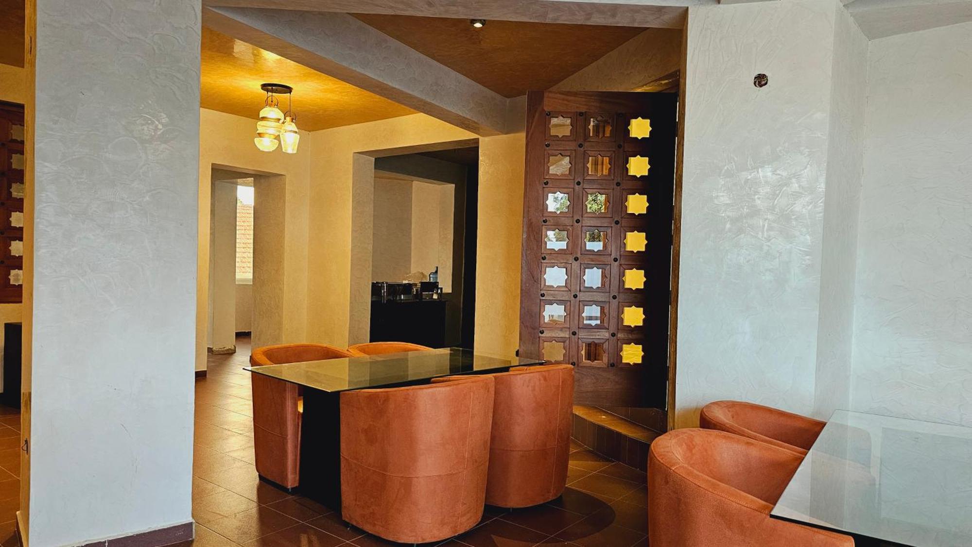 Grik Hotel - Энтеббе Экстерьер фото